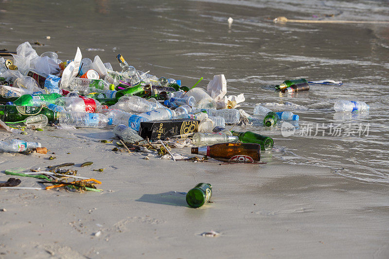 在泰国帕岸岛满月派对后，Haad Rin海滩海水污染的后果